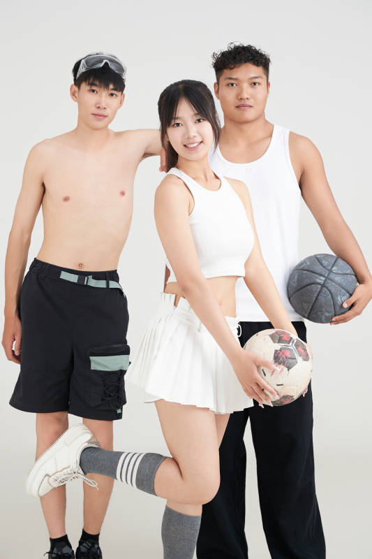 白色背景下的足球 游泳 篮球 运动员形象图片