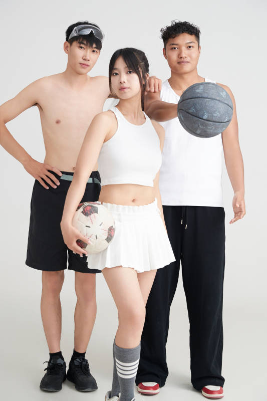 白色背景下的足球 游泳 篮球 运动员形象图片