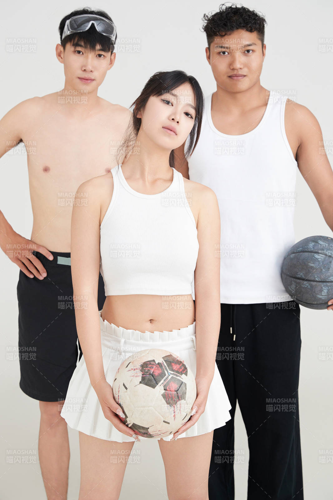 白色背景下的足球 游泳 篮球 运动员形象图片