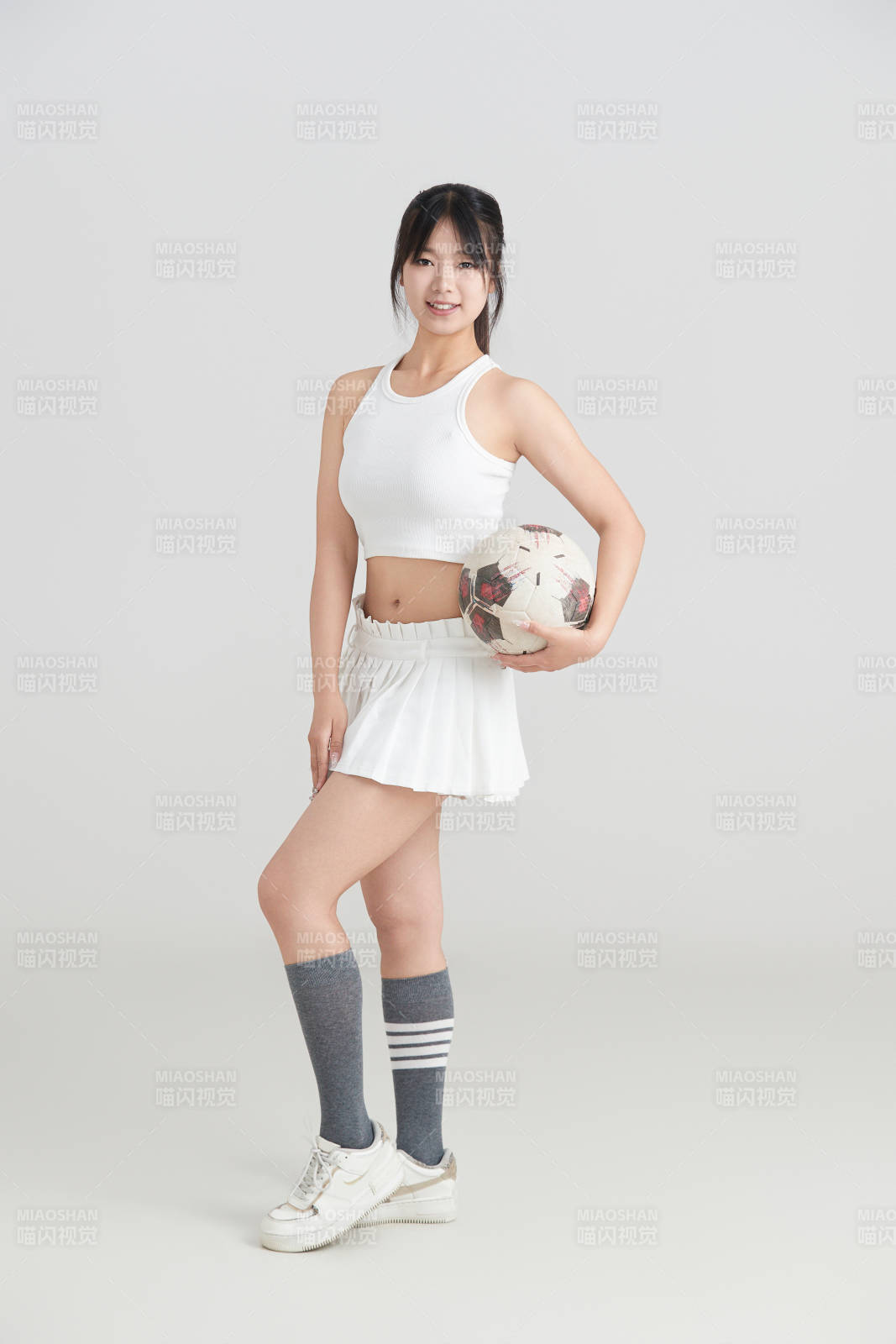 白色背景下的快乐的足球宝贝图片