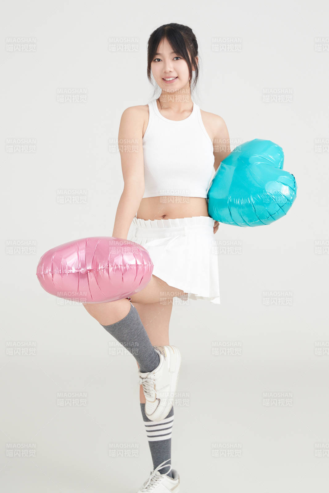 白色背景里的亚洲美女啦啦队图片