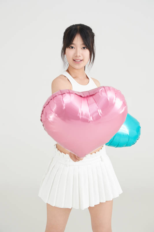 白色背景里的亚洲美女啦啦队图片