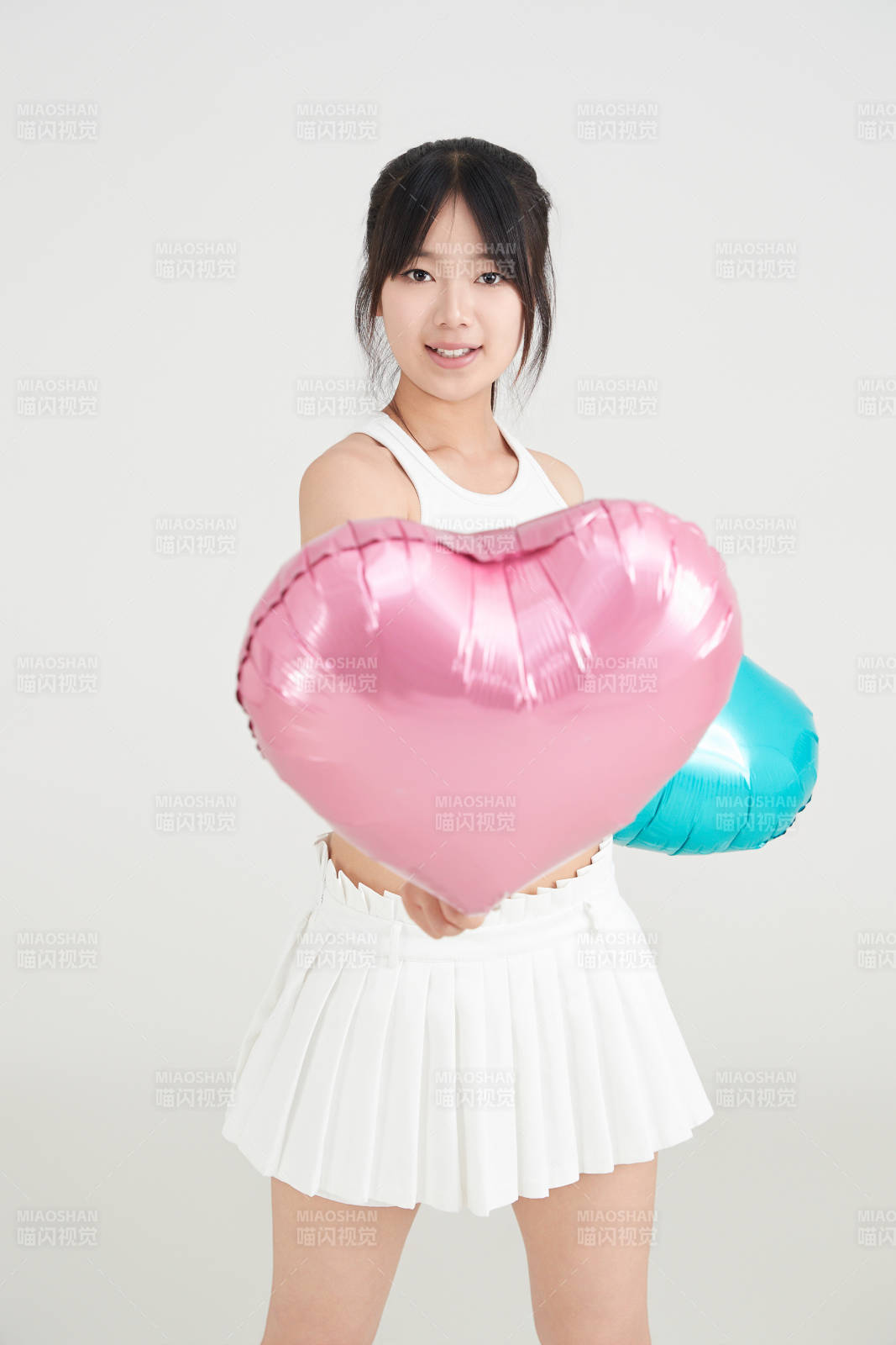 白色背景里的亚洲美女啦啦队图片