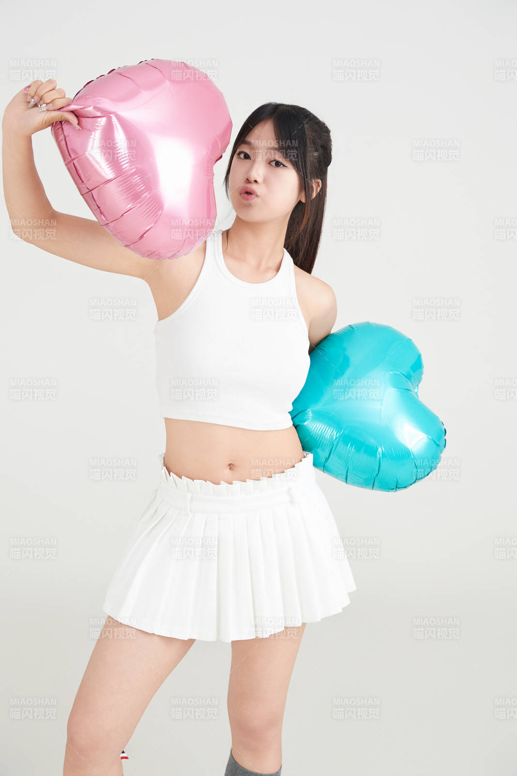 白色背景里的亚洲美女啦啦队图片