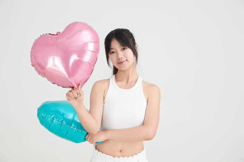 白色背景里的亚洲美女啦啦队图片