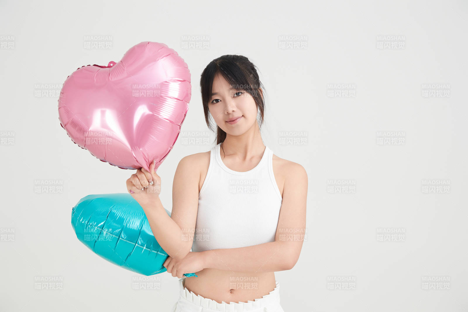 白色背景里的亚洲美女啦啦队图片