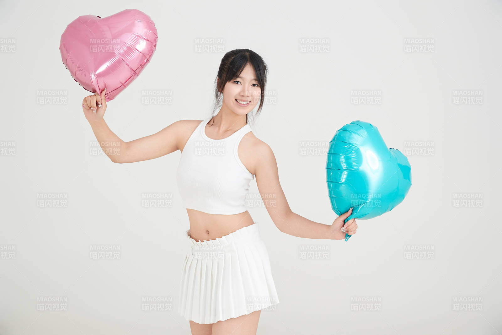 白色背景里的亚洲美女啦啦队图片