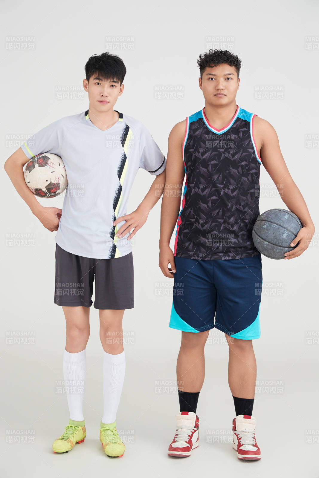 白色背景下的足球 篮球 运动员形象图片