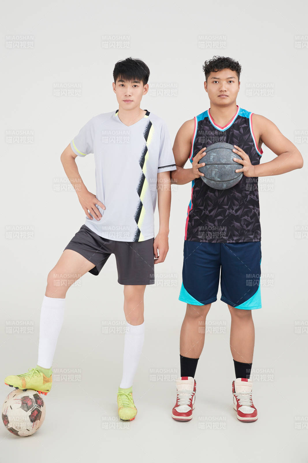 白色背景下的足球 篮球 运动员形象图片