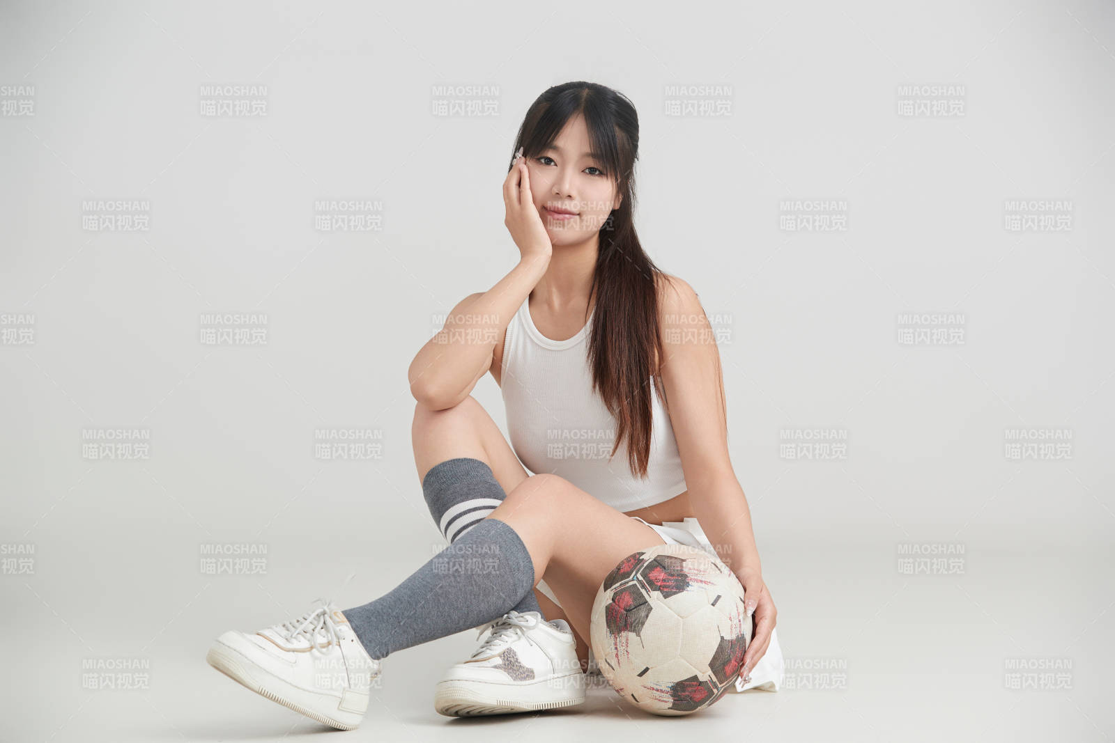 白色背景下的快乐的足球宝贝图片