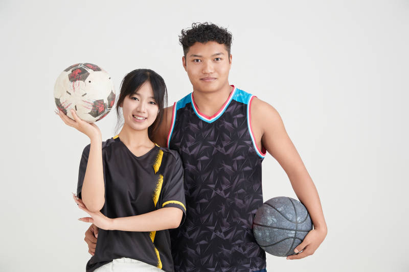 白色背景下的足球 篮球 运动员形象图片