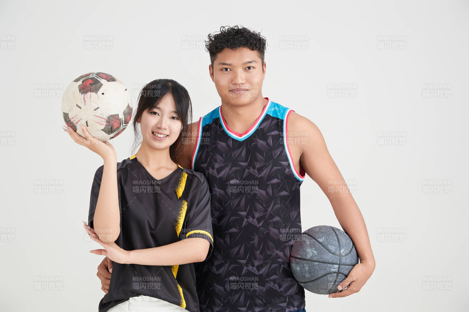 白色背景下的足球 篮球 运动员形象图片