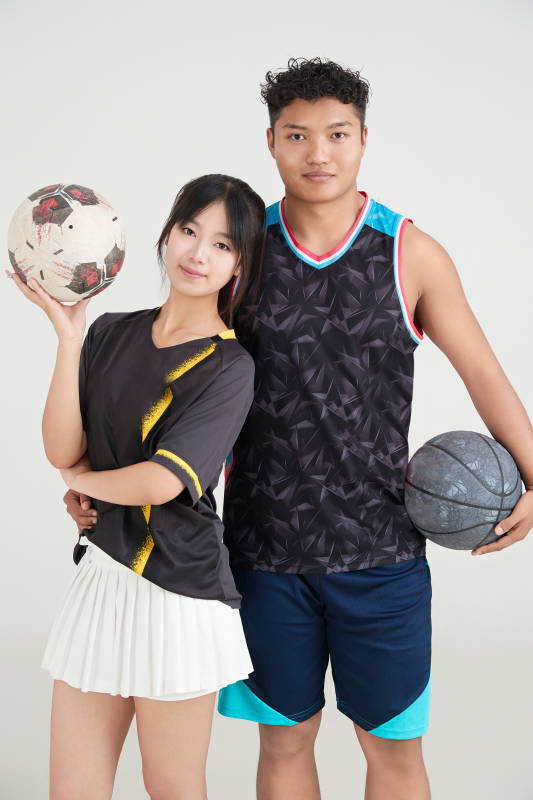 白色背景下的足球 篮球 运动员形象图片