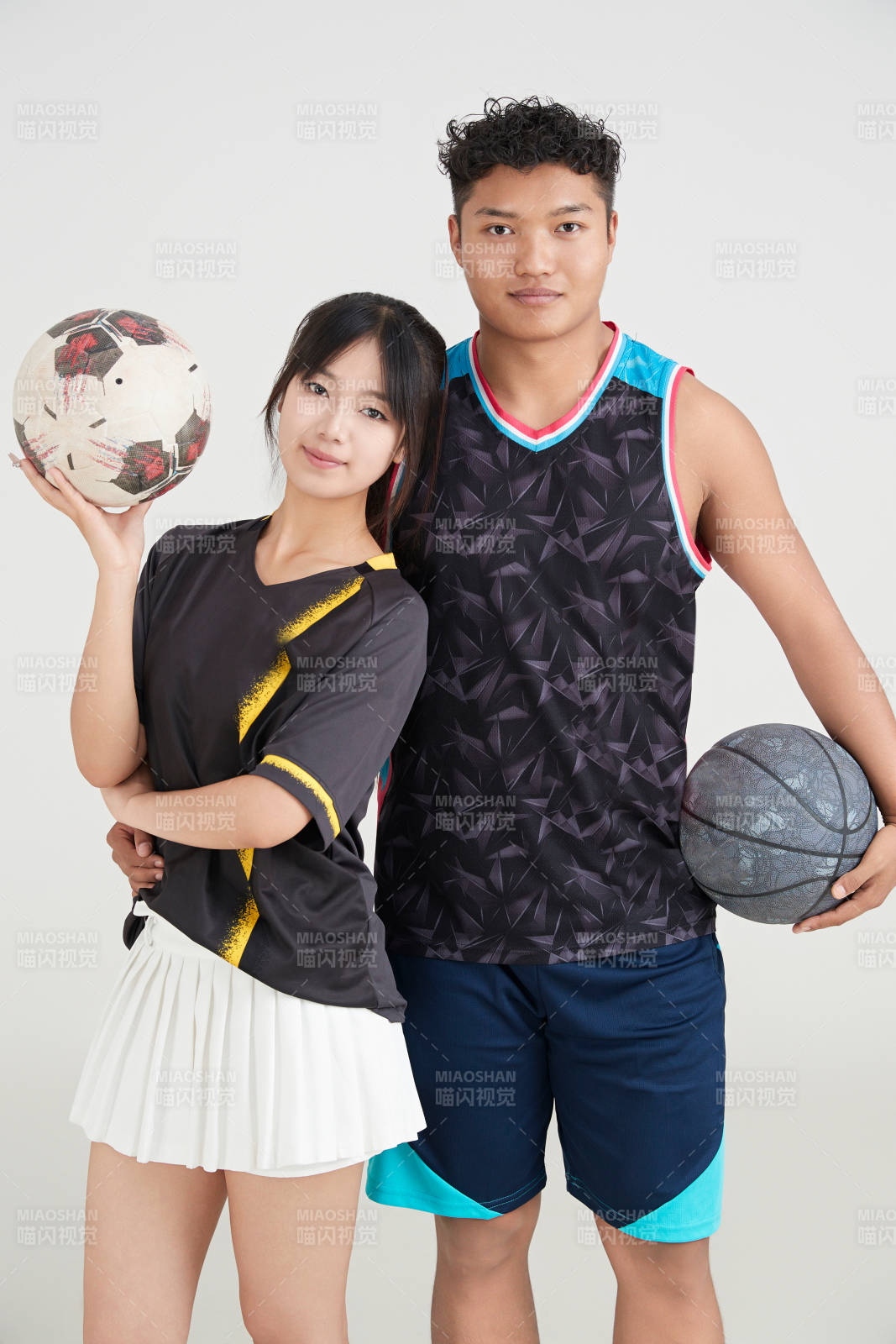 白色背景下的足球 篮球 运动员形象图片