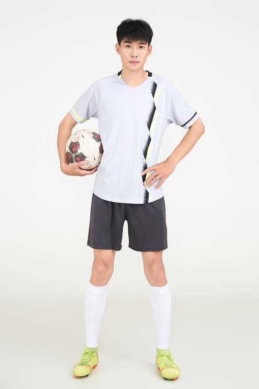 白色背景下的足球运动员形象图片