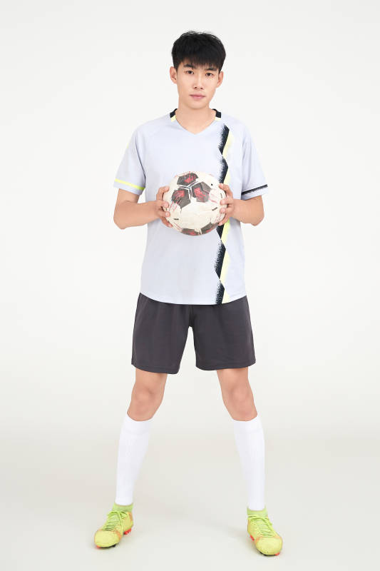 白色背景下的足球运动员形象图片