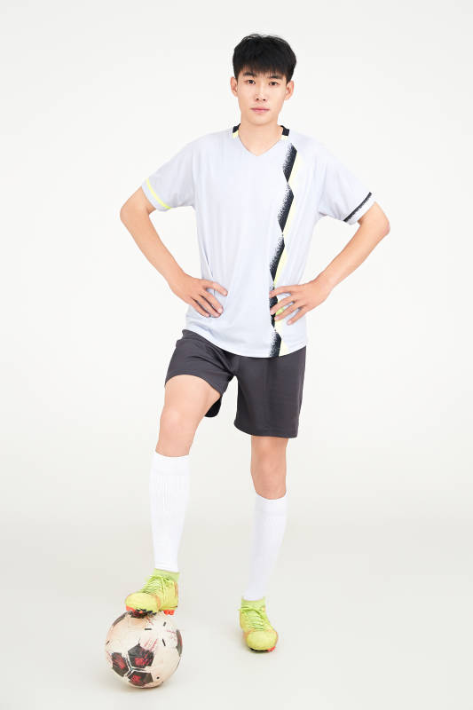 白色背景下的足球运动员形象图片