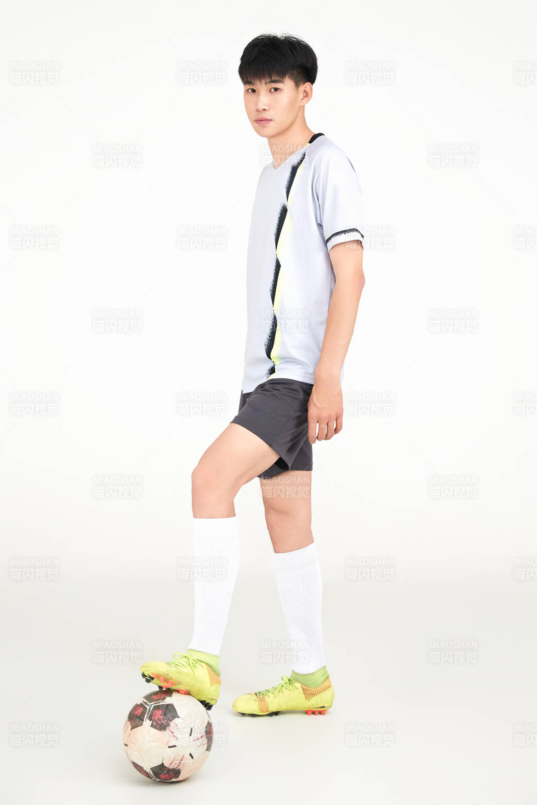 白色背景下的足球运动员形象图片
