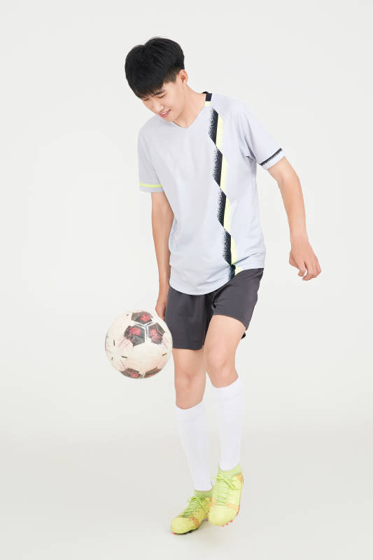 白色背景下的足球运动员形象图片