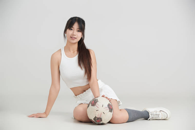 白色背景下的快乐的足球宝贝图片