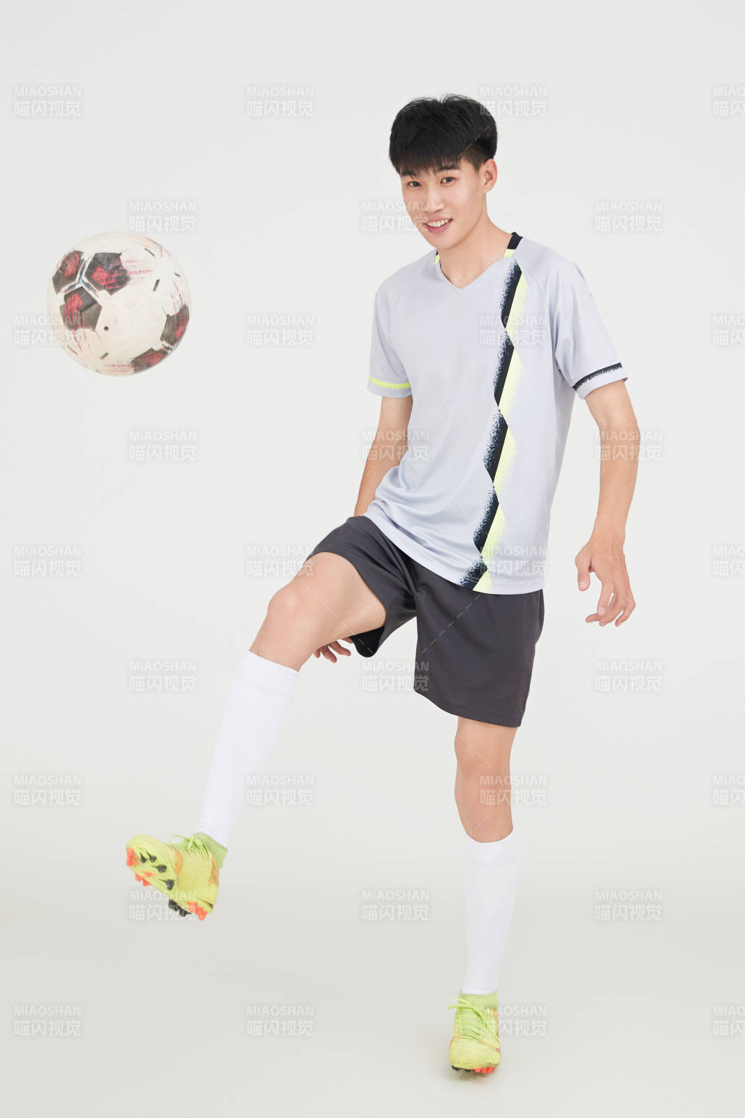 白色背景下的足球运动员形象图片