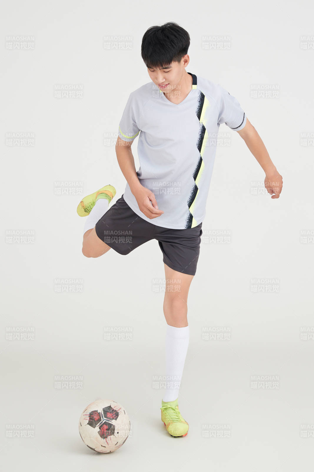 白色背景下的足球运动员形象图片
