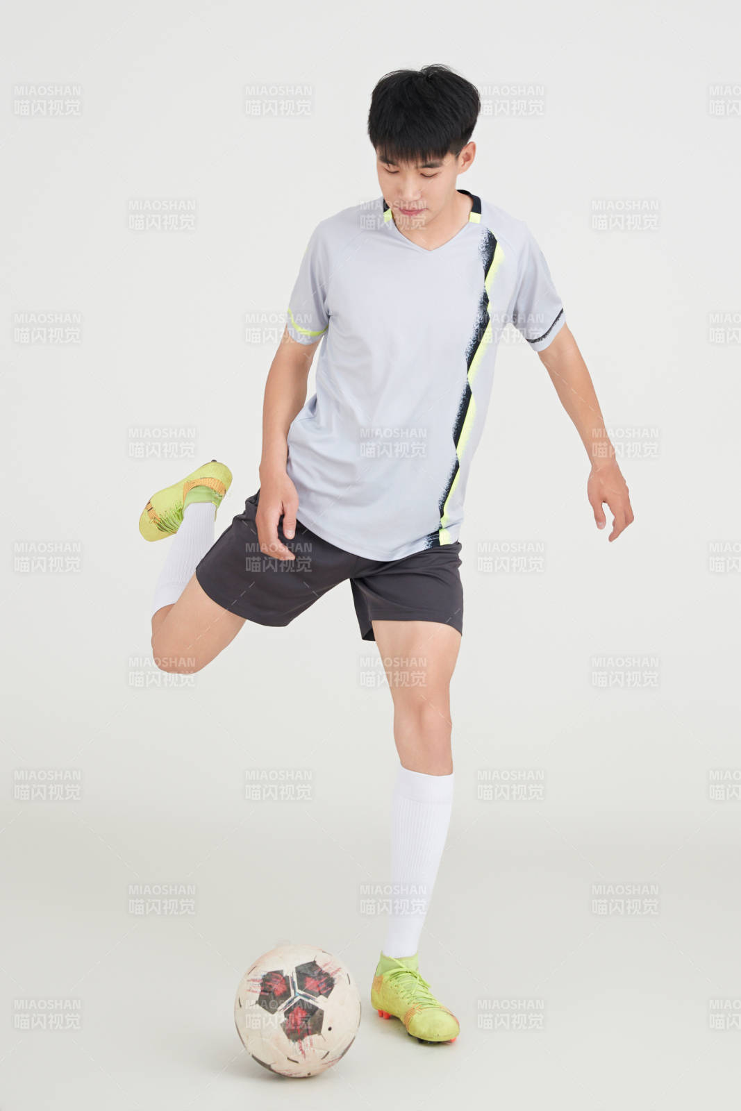 白色背景下的足球运动员形象图片