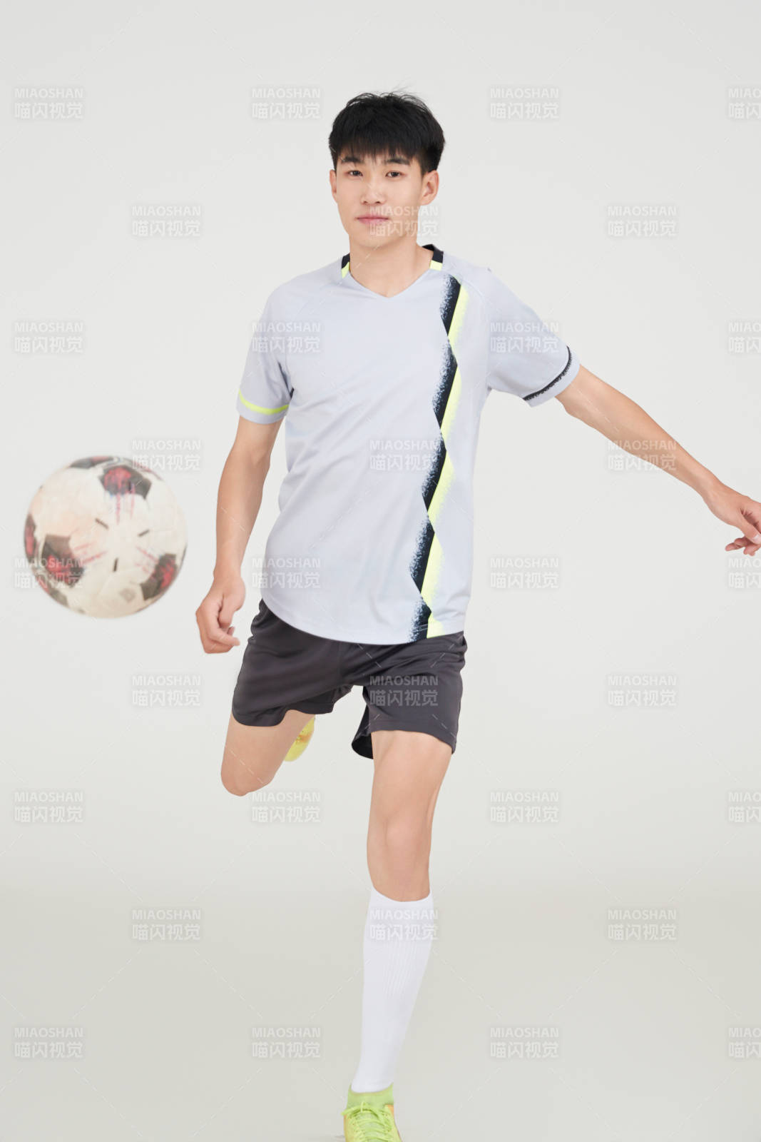 白色背景下的足球运动员形象图片