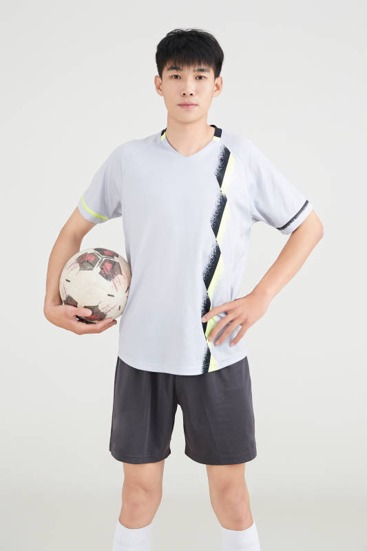 白色背景下的足球运动员形象图片