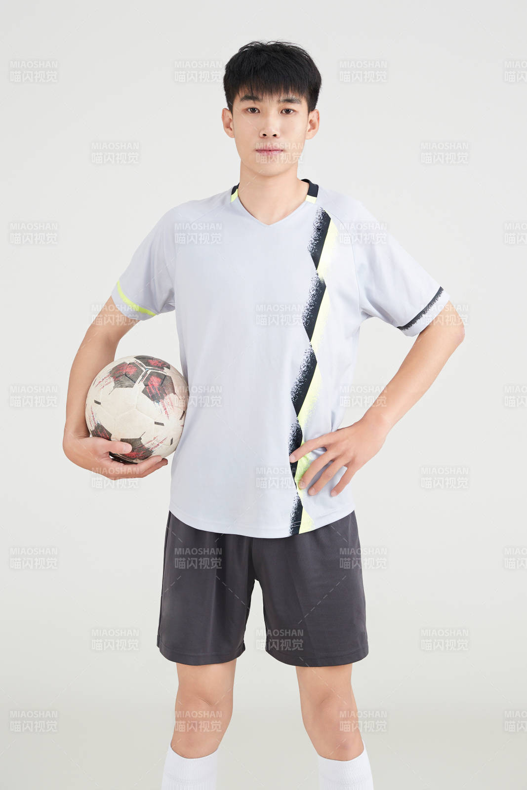 白色背景下的足球运动员形象图片