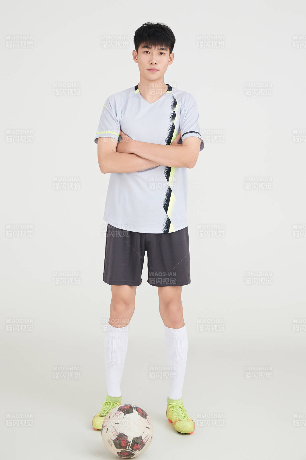 白色背景下的足球运动员形象图片