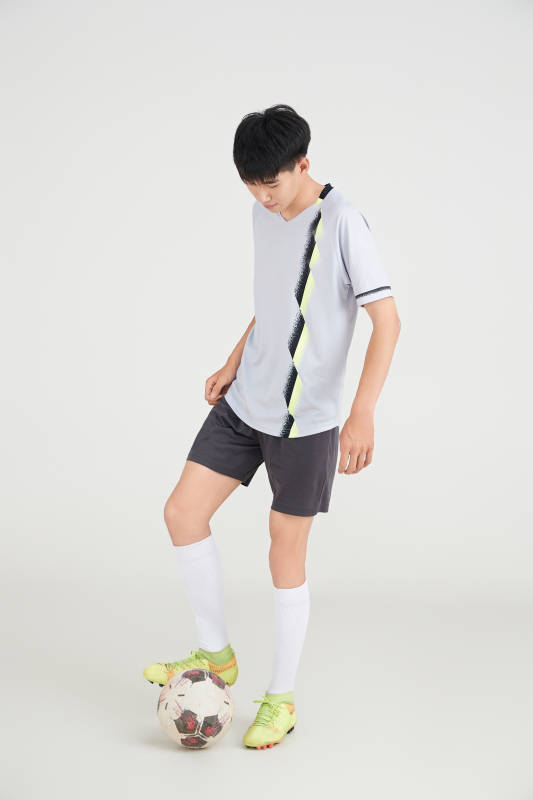 白色背景下的足球运动员形象图片