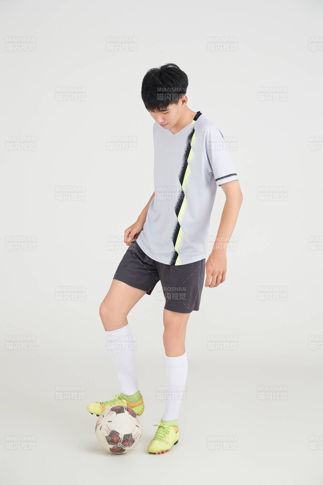 白色背景下的足球运动员形象图片