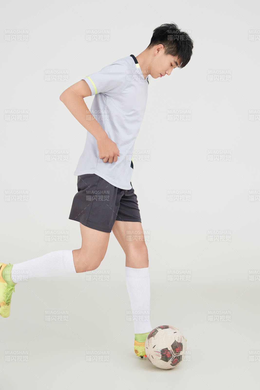 白色背景下的足球运动员形象图片