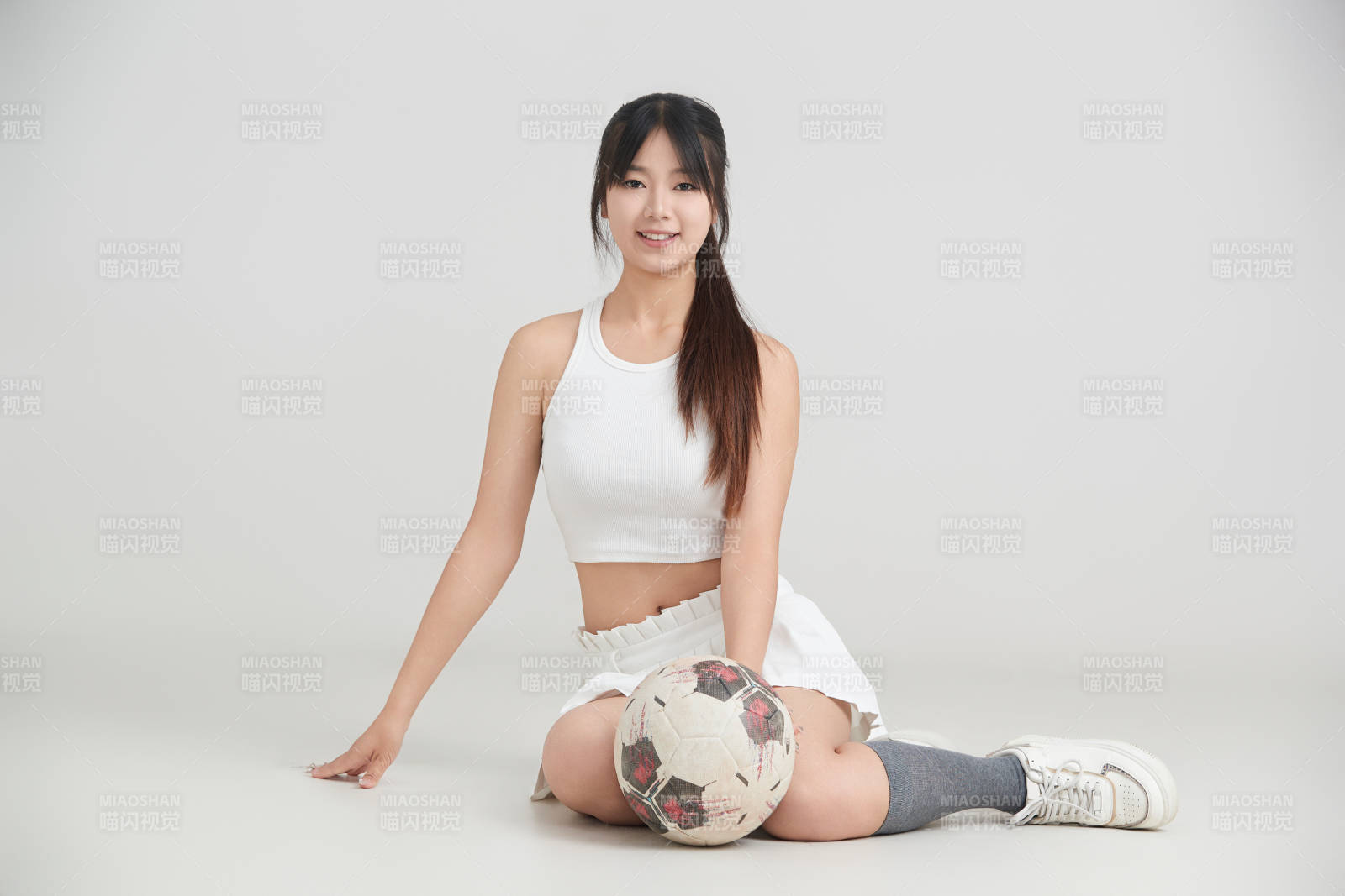 白色背景下的快乐的足球宝贝图片