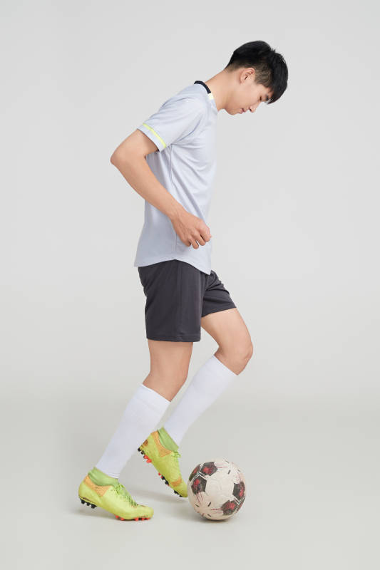 白色背景下的足球运动员形象图片