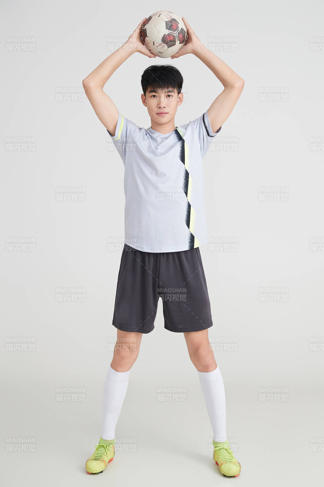 白色背景下的足球运动员形象图片