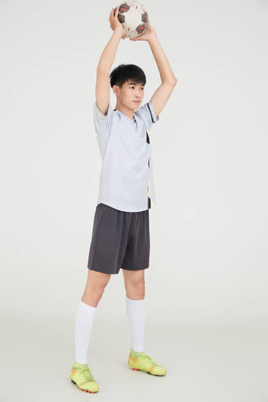 白色背景下的足球运动员形象图片