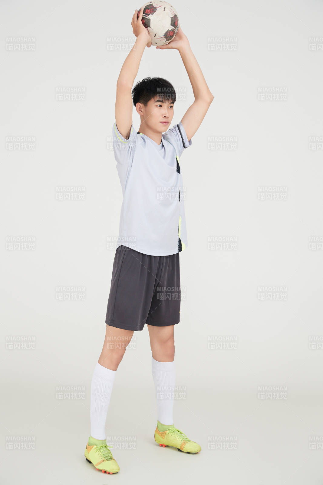 白色背景下的足球运动员形象图片