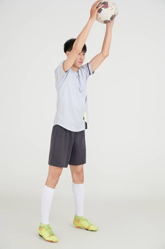 白色背景下的足球运动员形象图片