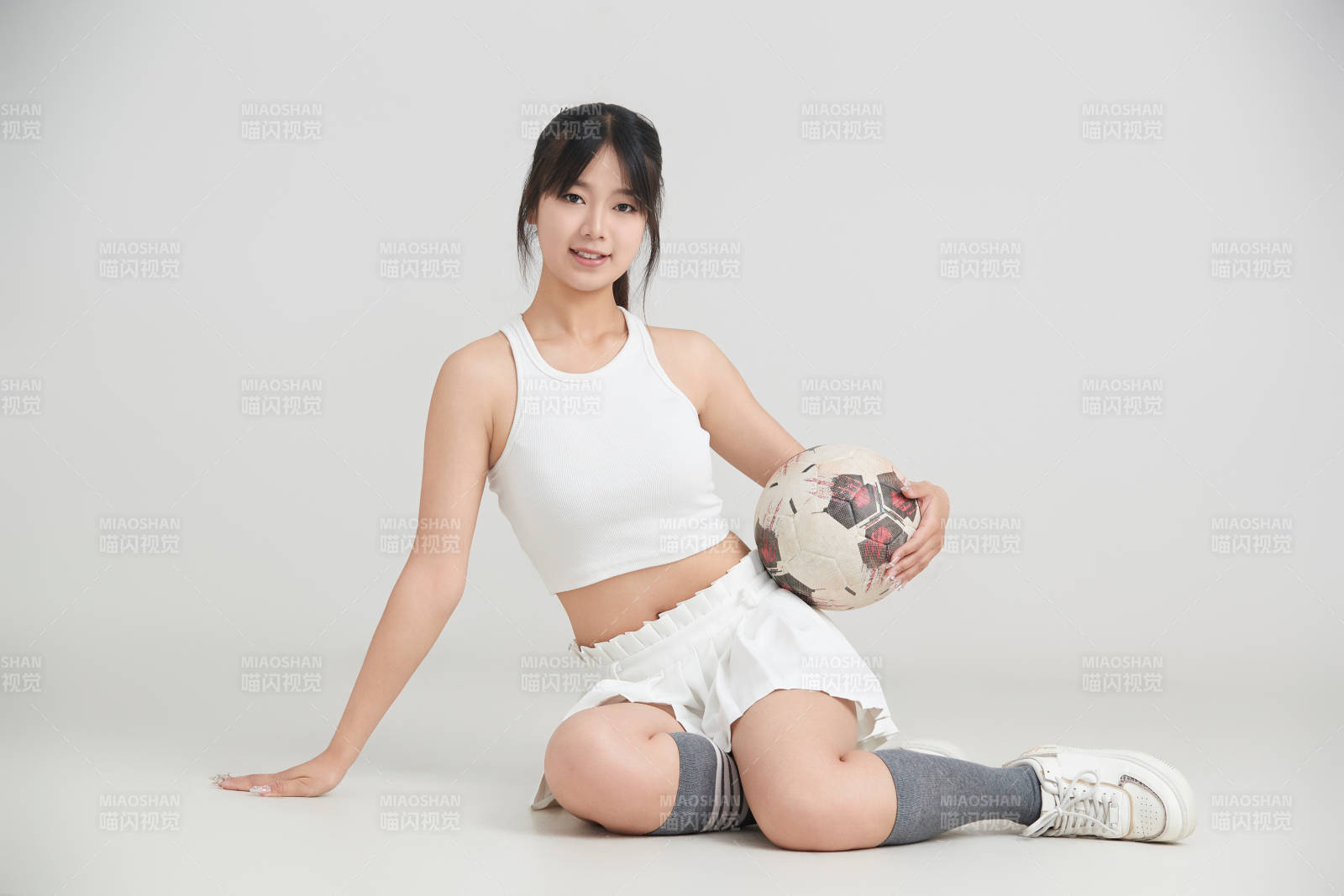 白色背景下的快乐的足球宝贝图片