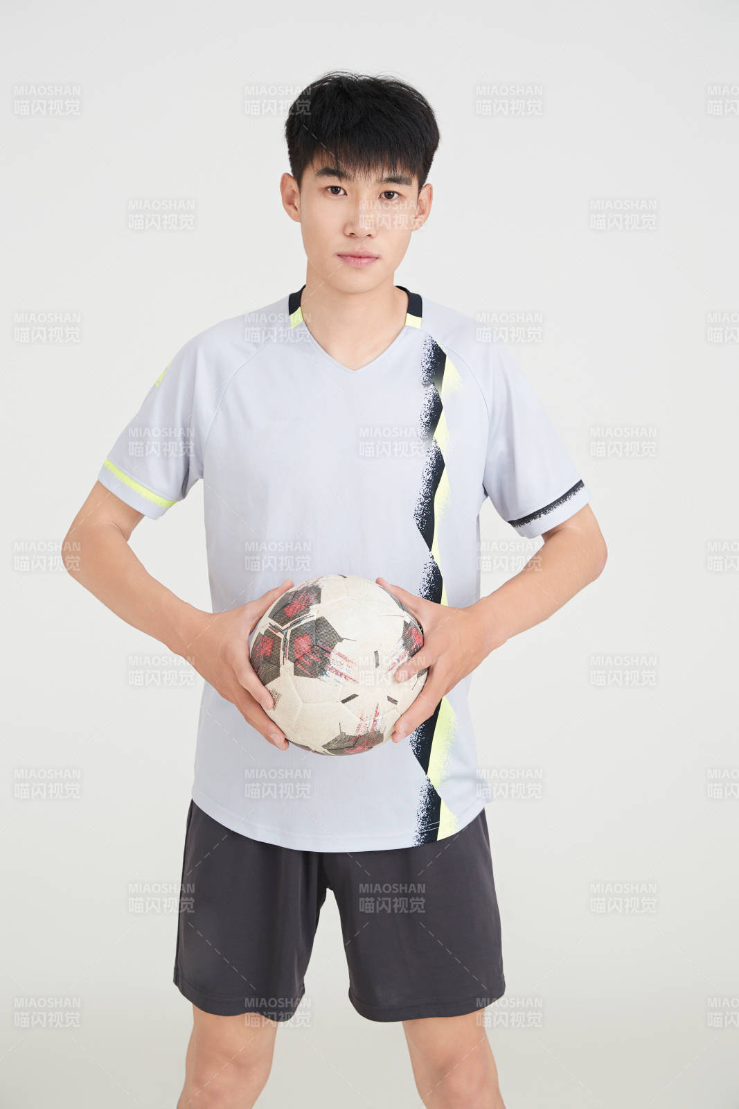 白色背景下的足球运动员形象图片