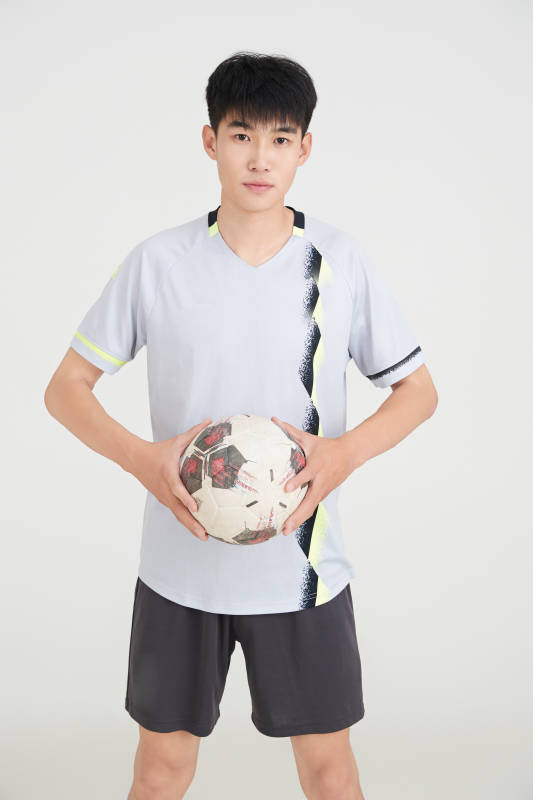 白色背景下的足球运动员形象图片