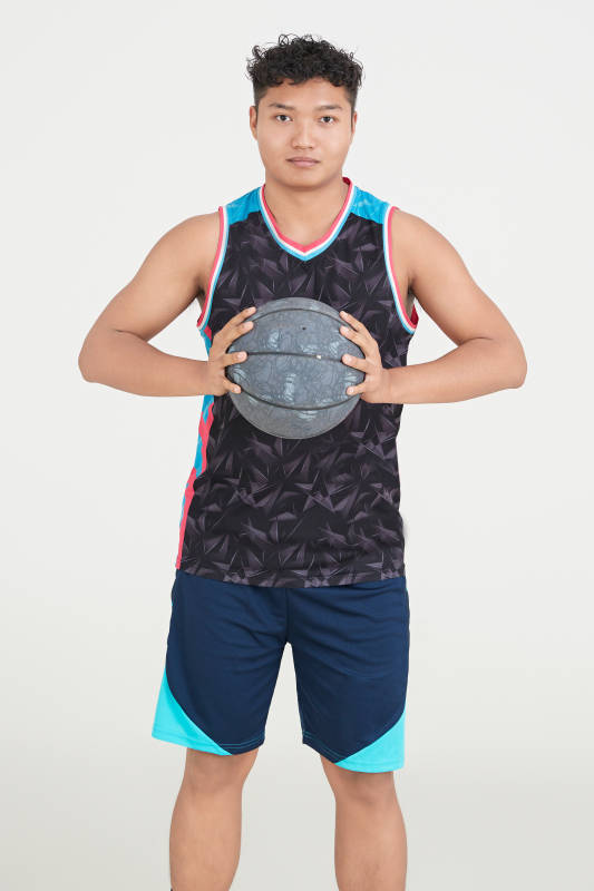 白色背景下的篮球运动员形象图片