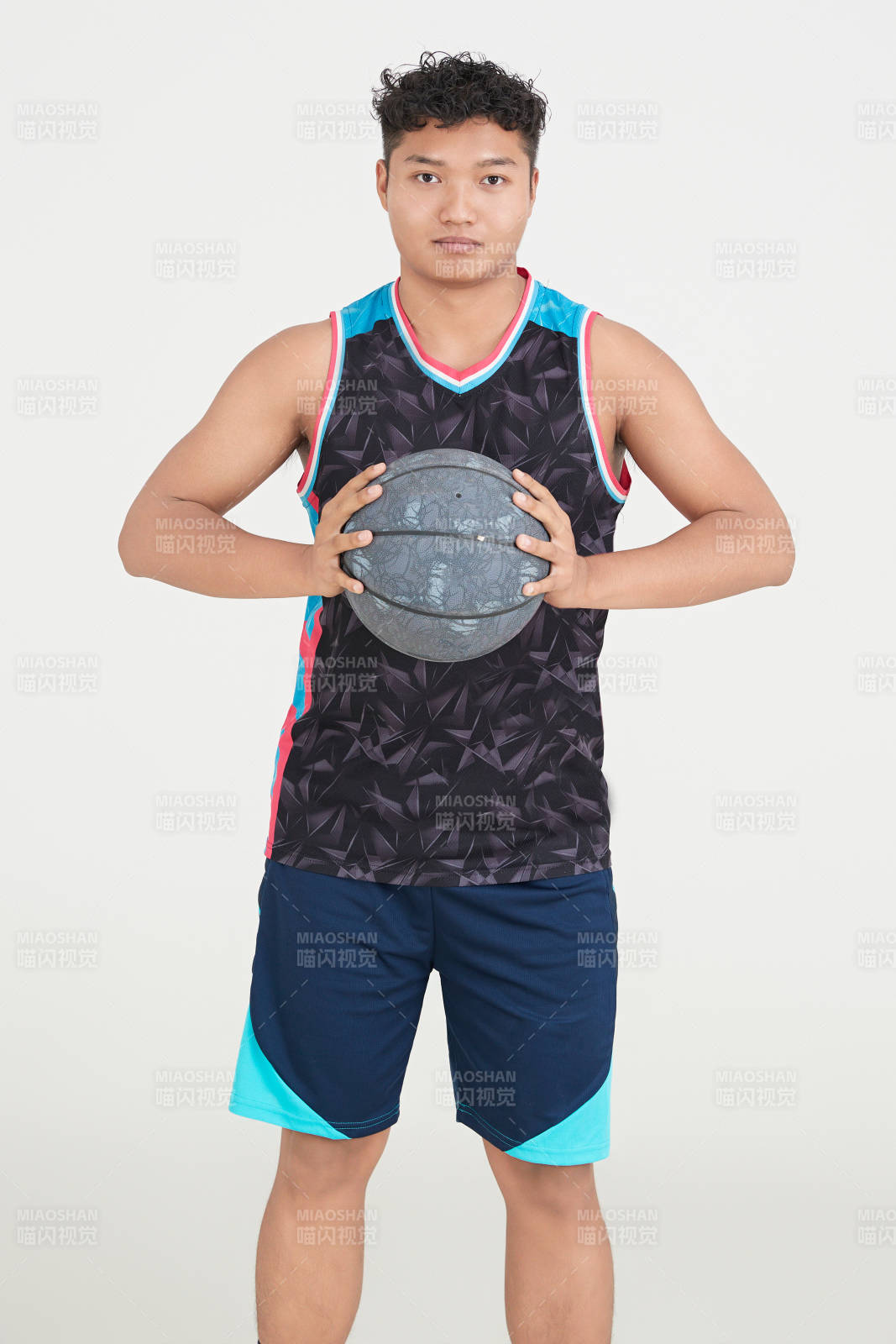 白色背景下的篮球运动员形象图片