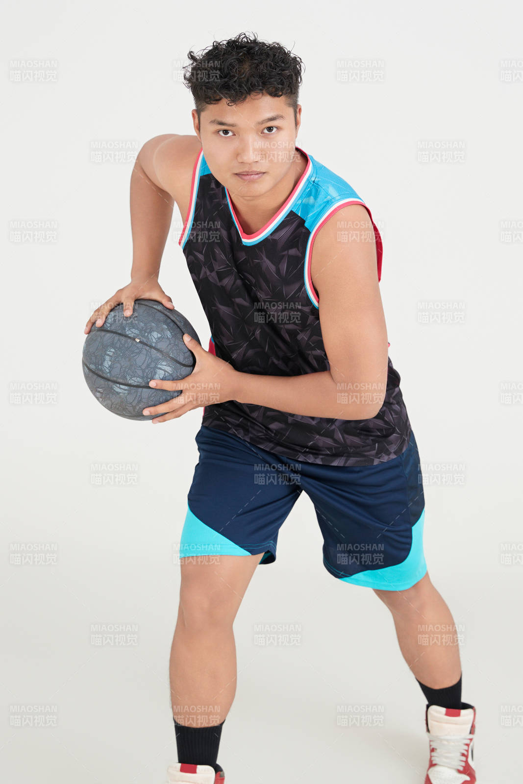 白色背景下的篮球运动员形象图片
