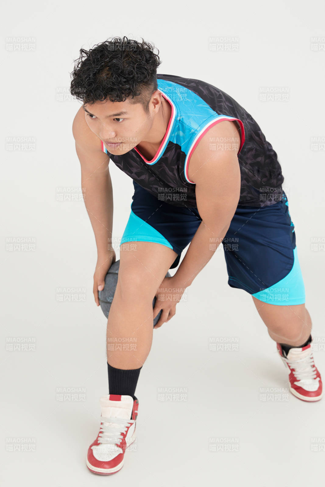 白色背景下的篮球运动员形象图片