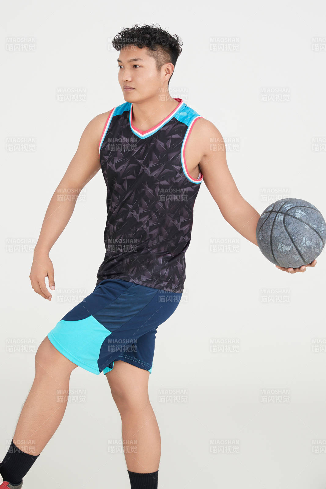 白色背景下的篮球运动员形象图片