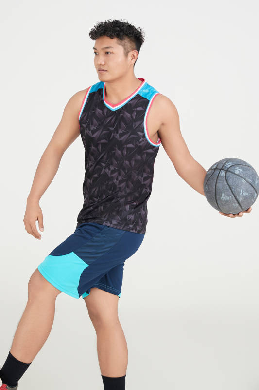 白色背景下的篮球运动员形象图片