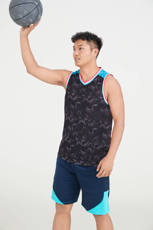 白色背景下的篮球运动员形象图片